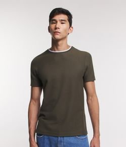 Camiseta Texturizada com Detalhe no Colarinho