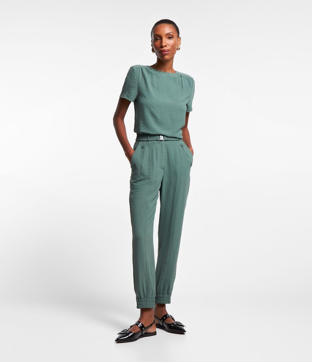 Calça Jogger Cintura Alta com Cinto Afivelado e Textura Calça Jogger Cintura Alta com Cinto Afivelado e Textura