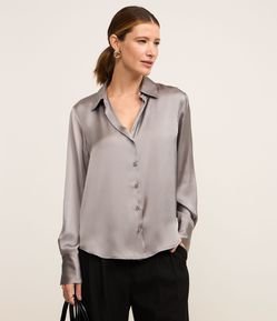 Camisa em Cetim com Recortes e Caimento Leve