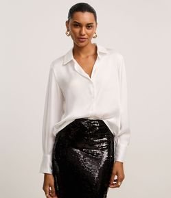 Camisa em Cetim com Recortes e Caimento Leve