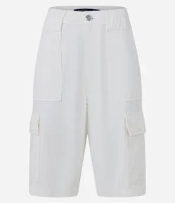 Bermuda Alongada em Sarja com Bolso Cargo