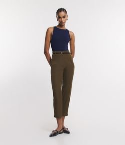 Calça Cenoura Alfaiatada com Cintinho em Material Sintético