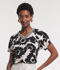 Blusa em Viscose com Decote V Texturizado e Estampa Floral