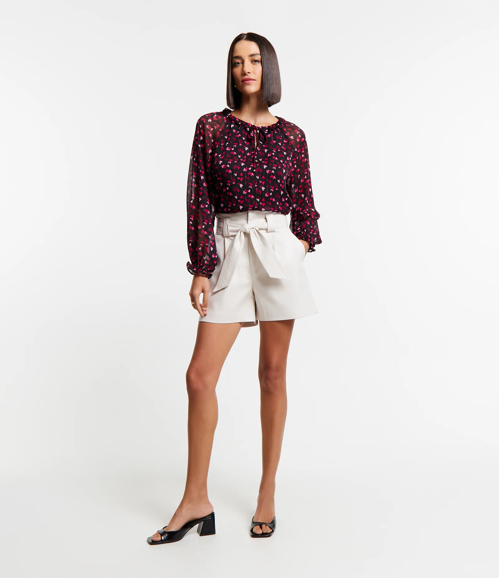 Blusa em Chiffon com Amarração na Gola e Estampa Corações Preto 2