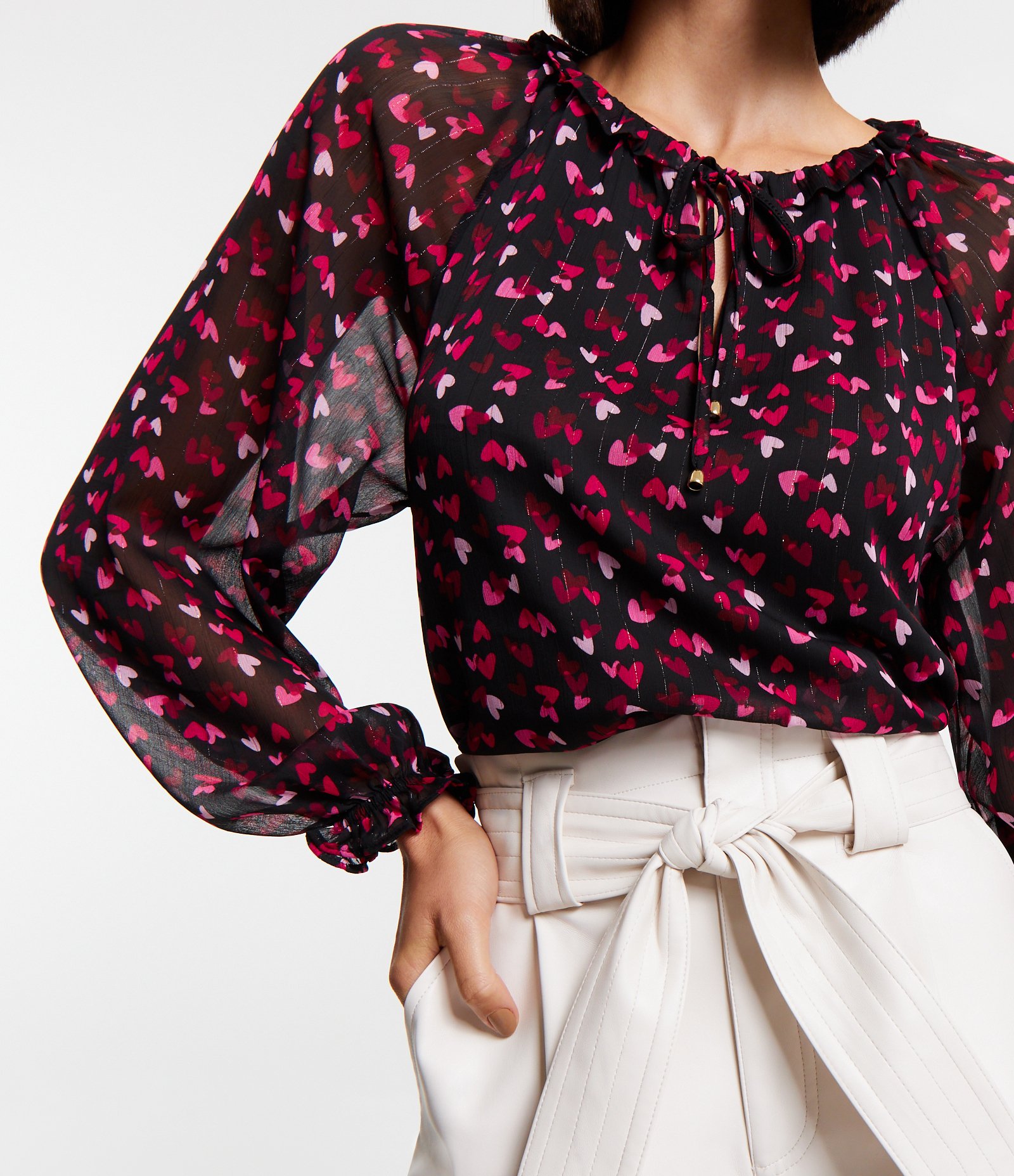 Blusa em Chiffon com Amarração na Gola e Estampa Corações Preto 3