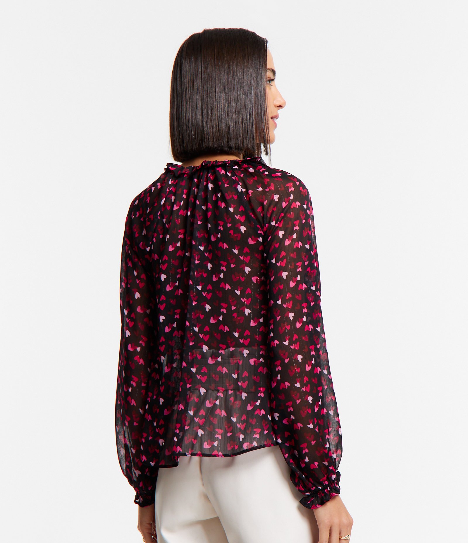 Blusa em Chiffon com Amarração na Gola e Estampa Corações Preto 4