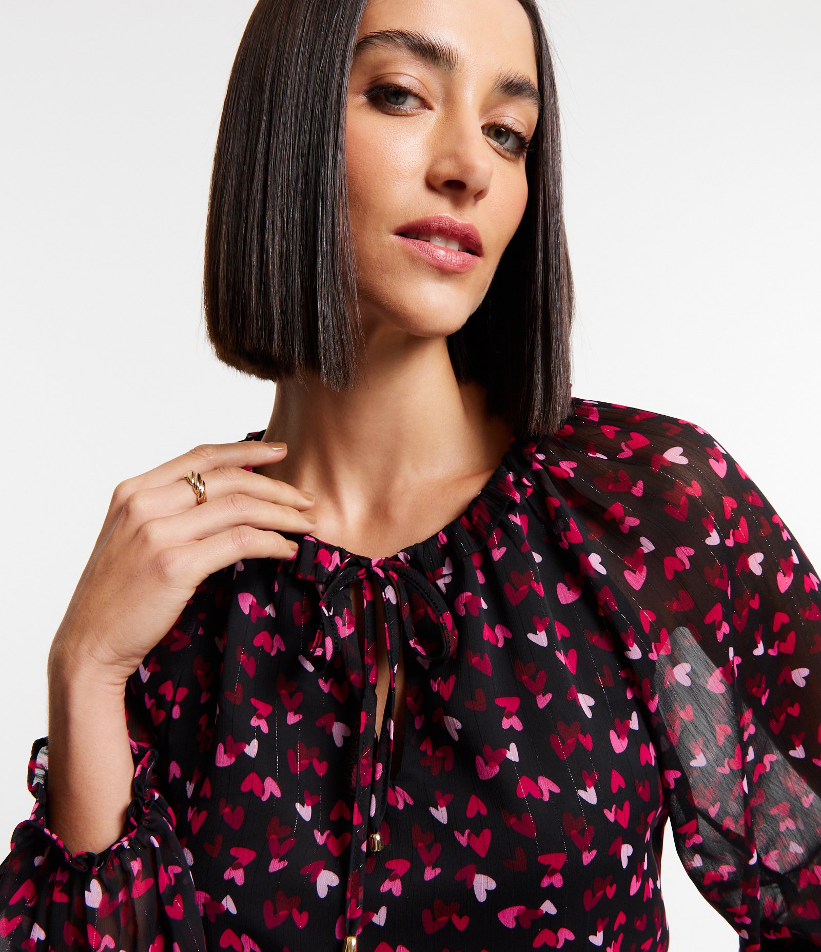 Blusa em Chiffon com Amarração na Gola e Estampa Corações Preto 5