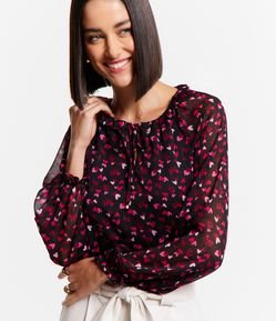 Blusa em Chiffon com Amarração na Gola e Estampa Corações