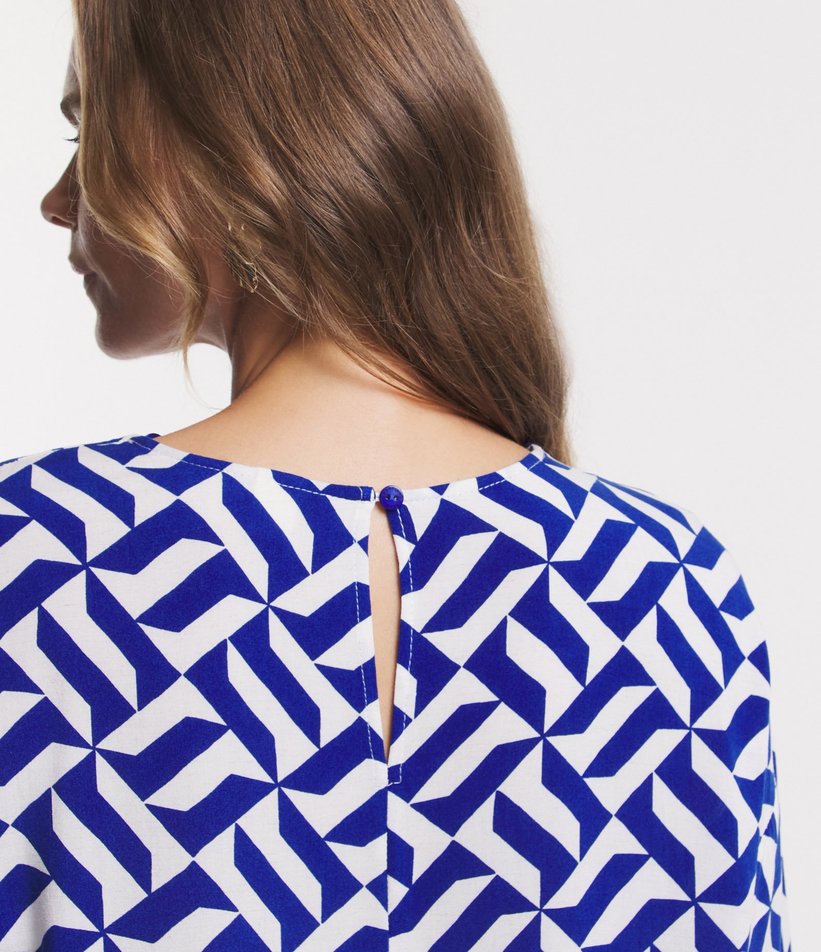 Blusa Alongada em Viscolinho com Estampa Geométrica e Camada Azul 5