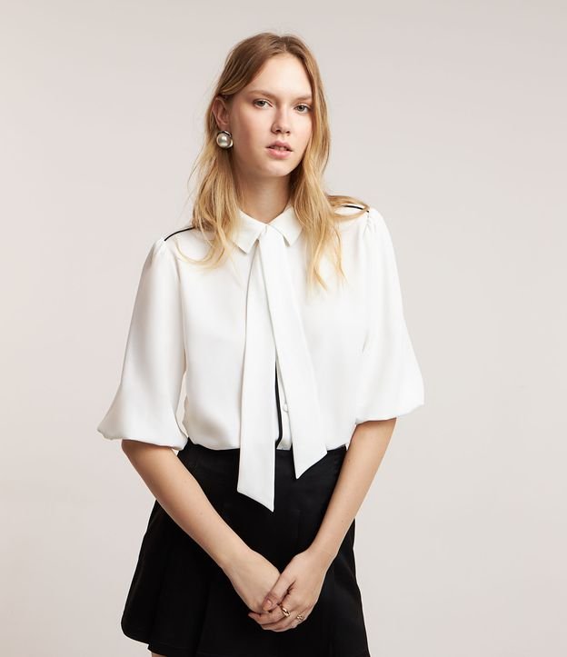 Camisa em Crepe com Gola Lago e Detalhes Contrastantes