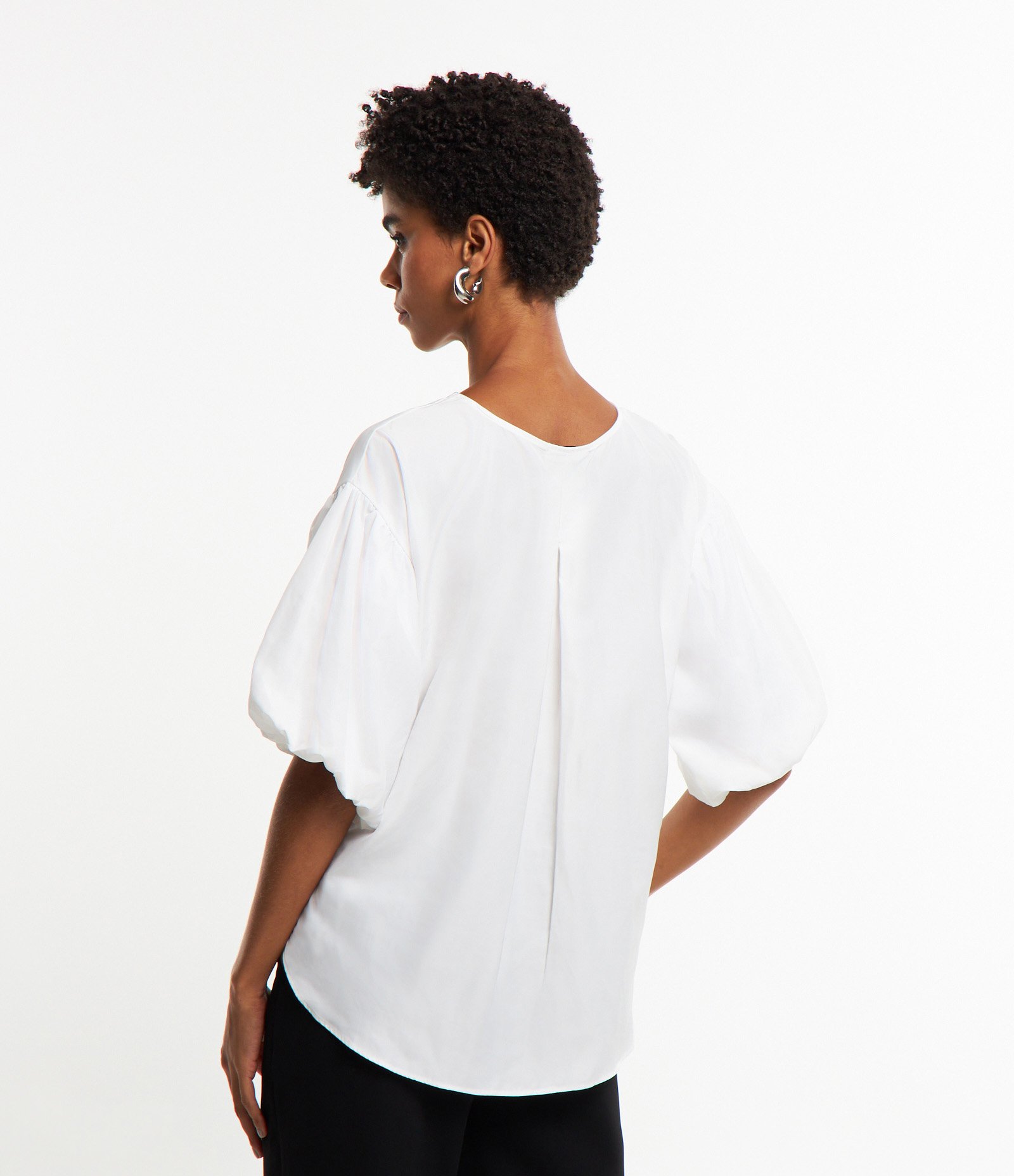 Blusa Alfaiatada com Laço Contrastante Frontal e Recortes Franzidos Branco 4