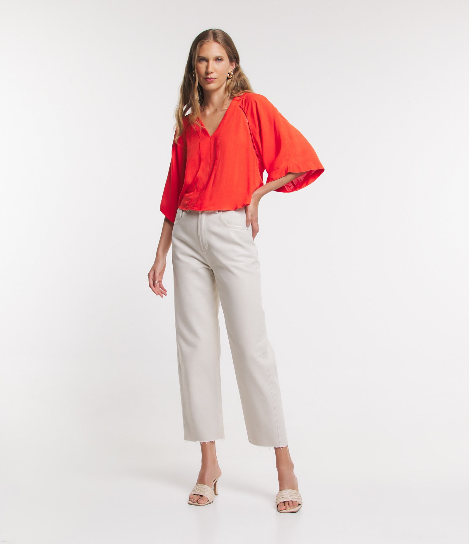 Blusa em Viscose com Manga 3/4 Evasê e Detalhe Entremeios Laranja 2