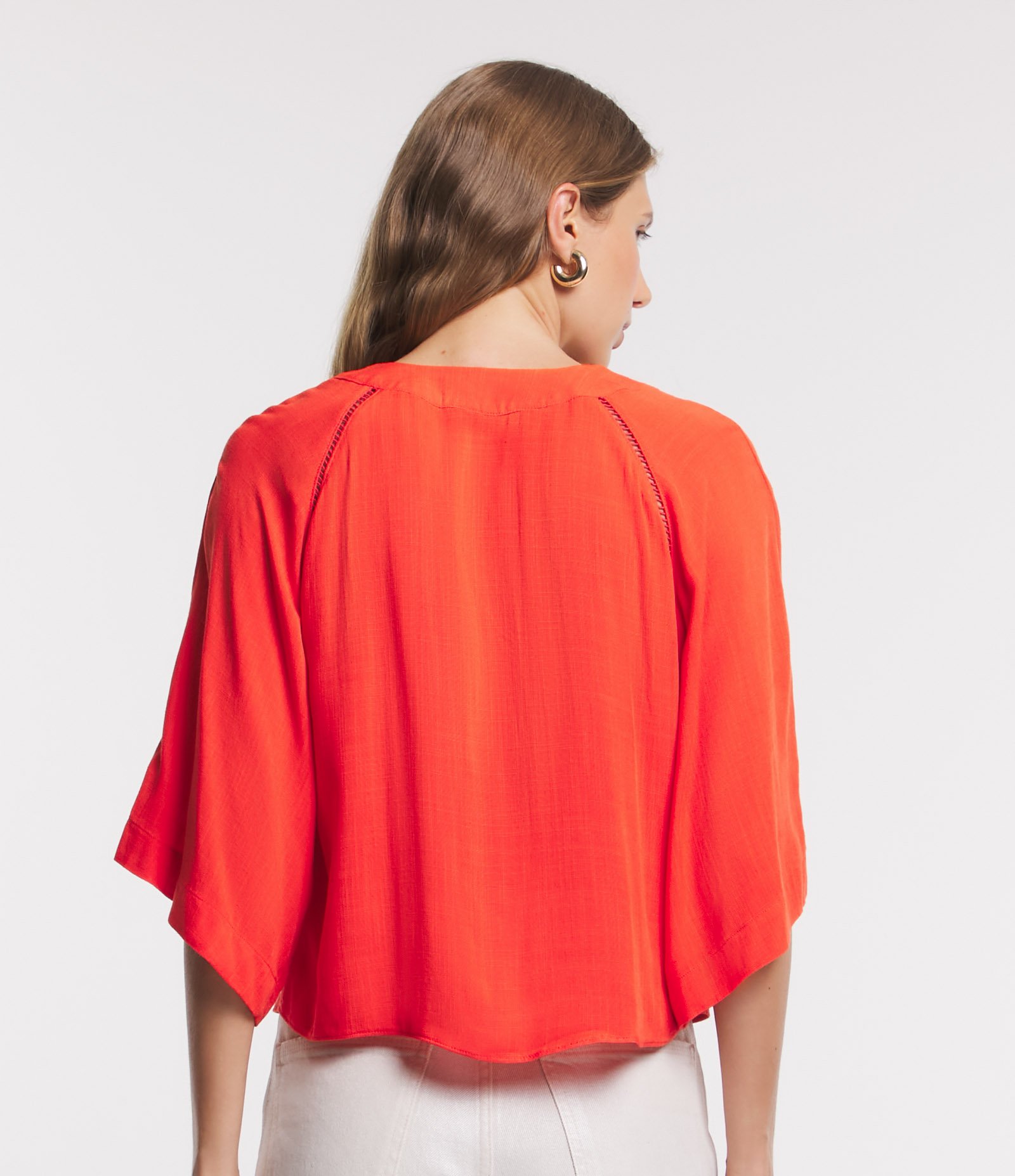 Blusa em Viscose com Manga 3/4 Evasê e Detalhe Entremeios Laranja 4