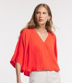Blusa em Viscose com Manga 3/4 Evasê e Detalhe Entremeios