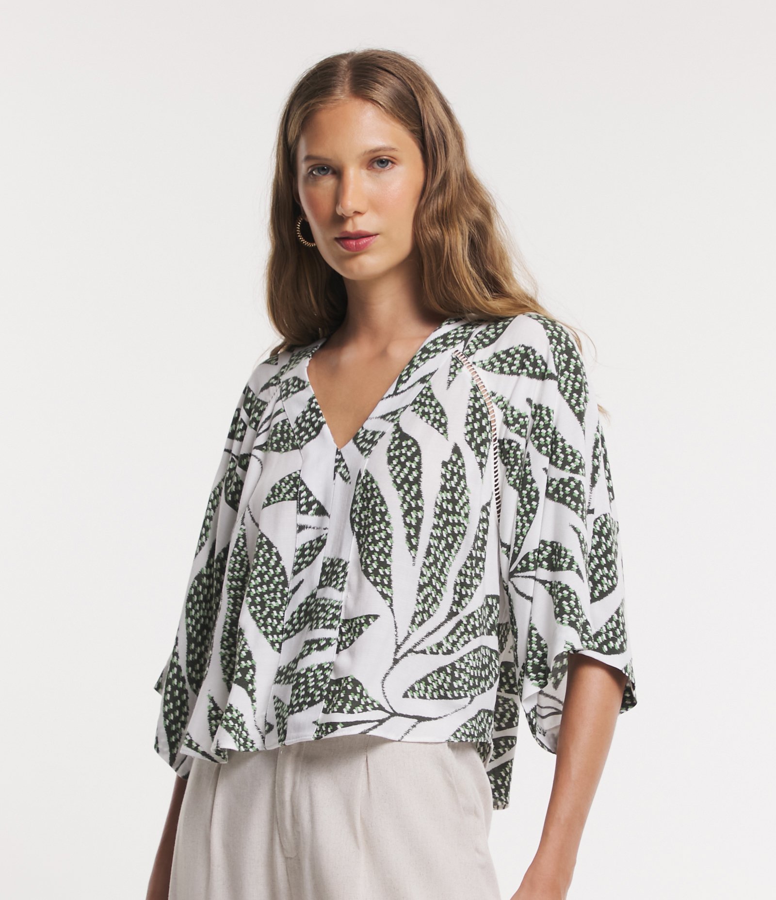 Blusa Manga Evasê em Viscose com Folhagens Estampadas Off White/Verde 1