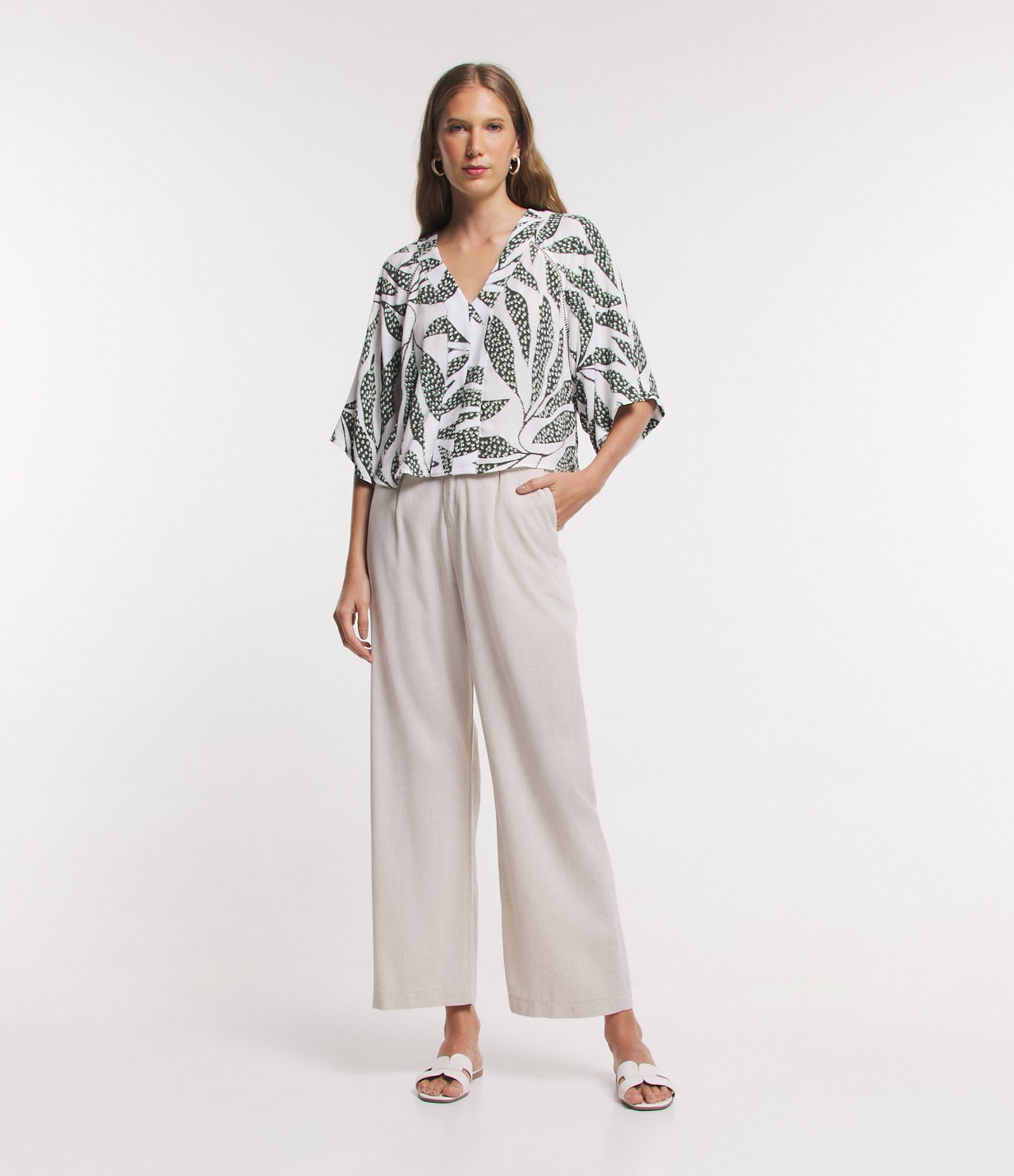 Blusa Manga Evasê em Viscose com Folhagens Estampadas Off White/Verde 2