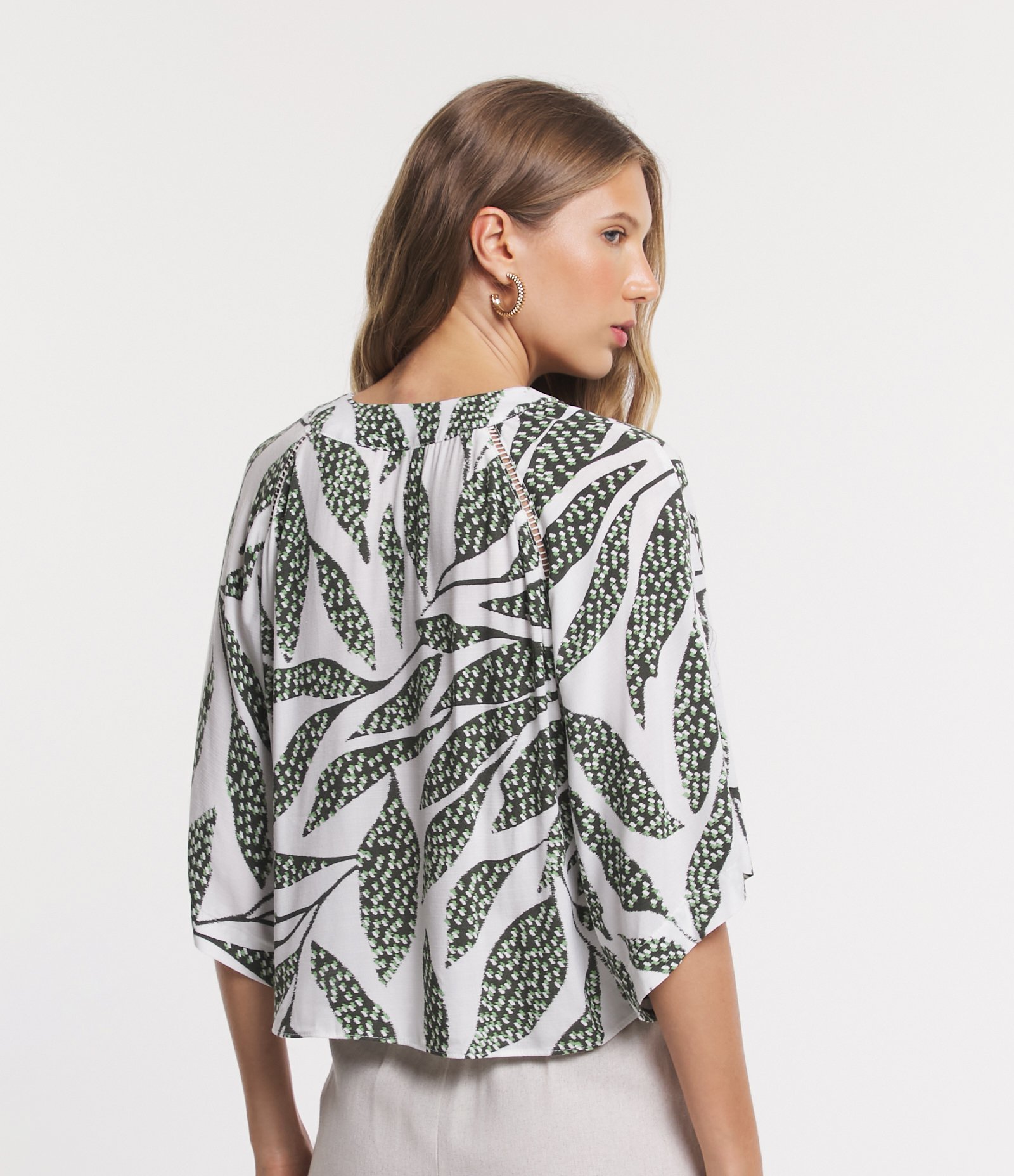 Blusa Manga Evasê em Viscose com Folhagens Estampadas Off White/Verde 3