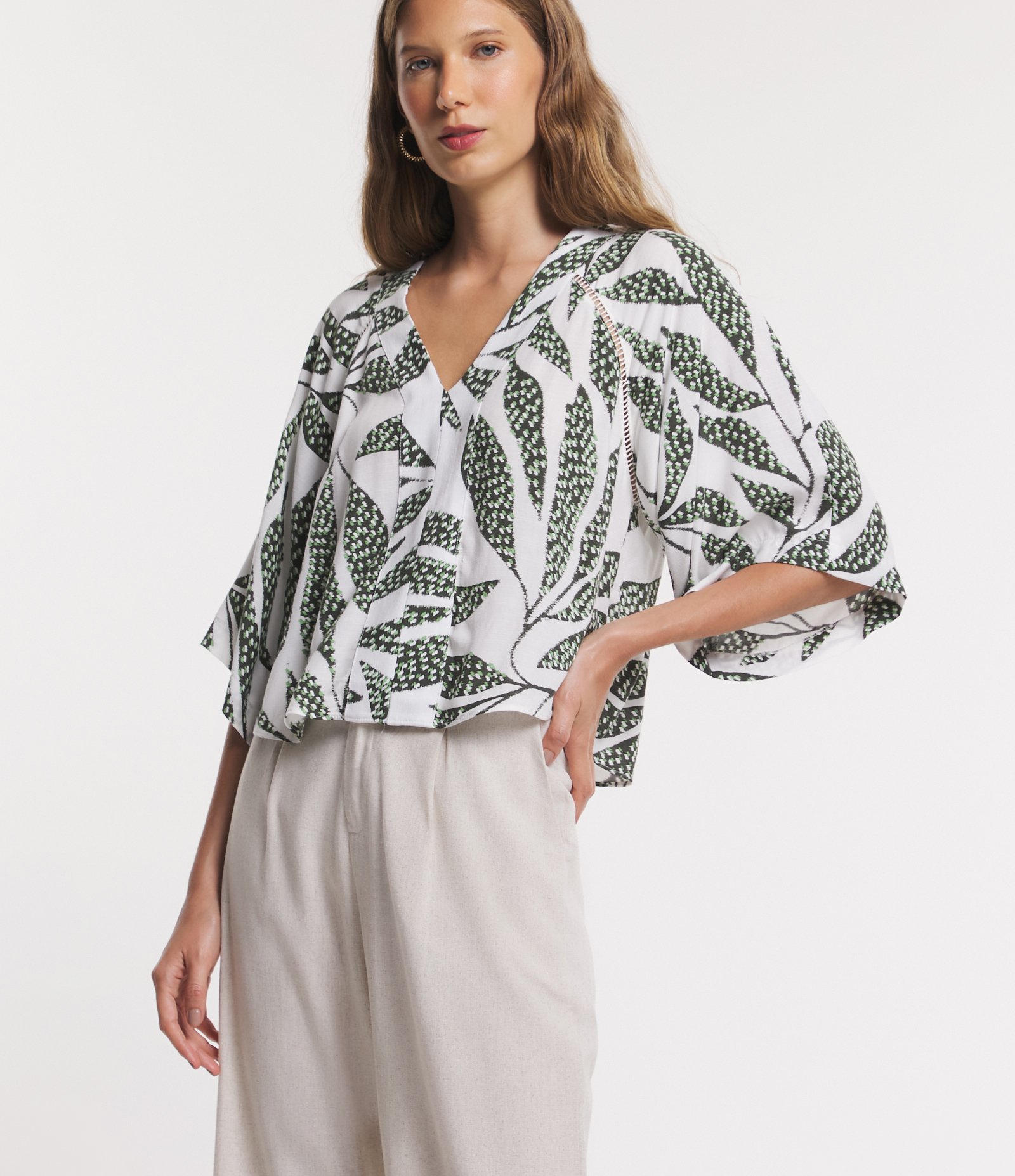 Blusa Manga Evasê em Viscose com Folhagens Estampadas Off White/Verde 4