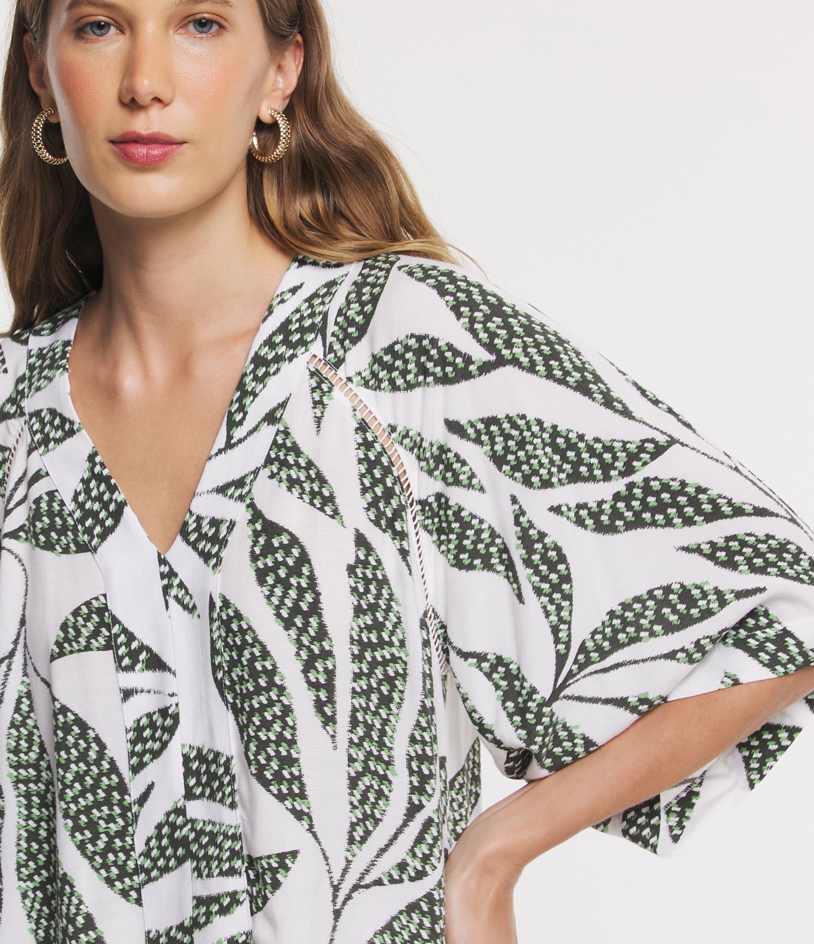 Blusa Manga Evasê em Viscose com Folhagens Estampadas Off White/Verde 5