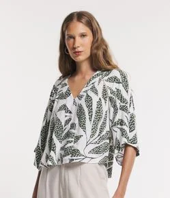 Blusa Manga Evasê em Viscose com Folhagens Estampadas