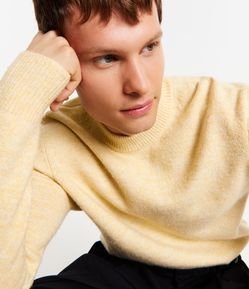 Suéter em Tricô com Detalhes Canelados nas Barras e Gola