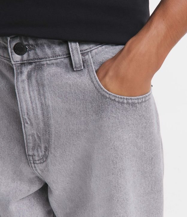 Calça Baggy em Jeans Estonada com Bolsos Cinza