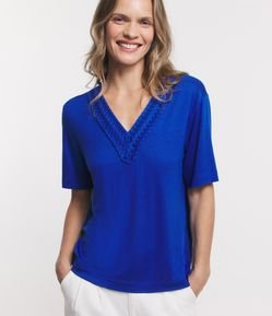 Blusa em Viscose com Decote Trançado e Manga Curta