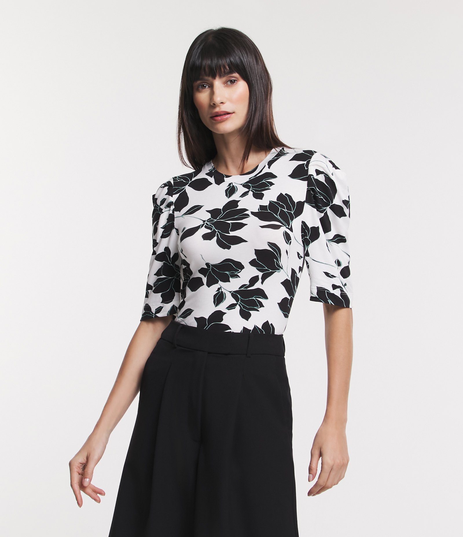 Blusa em Viscolycra com Manga Bufante e Estampa Flores Contrastantes Branco Neve 1