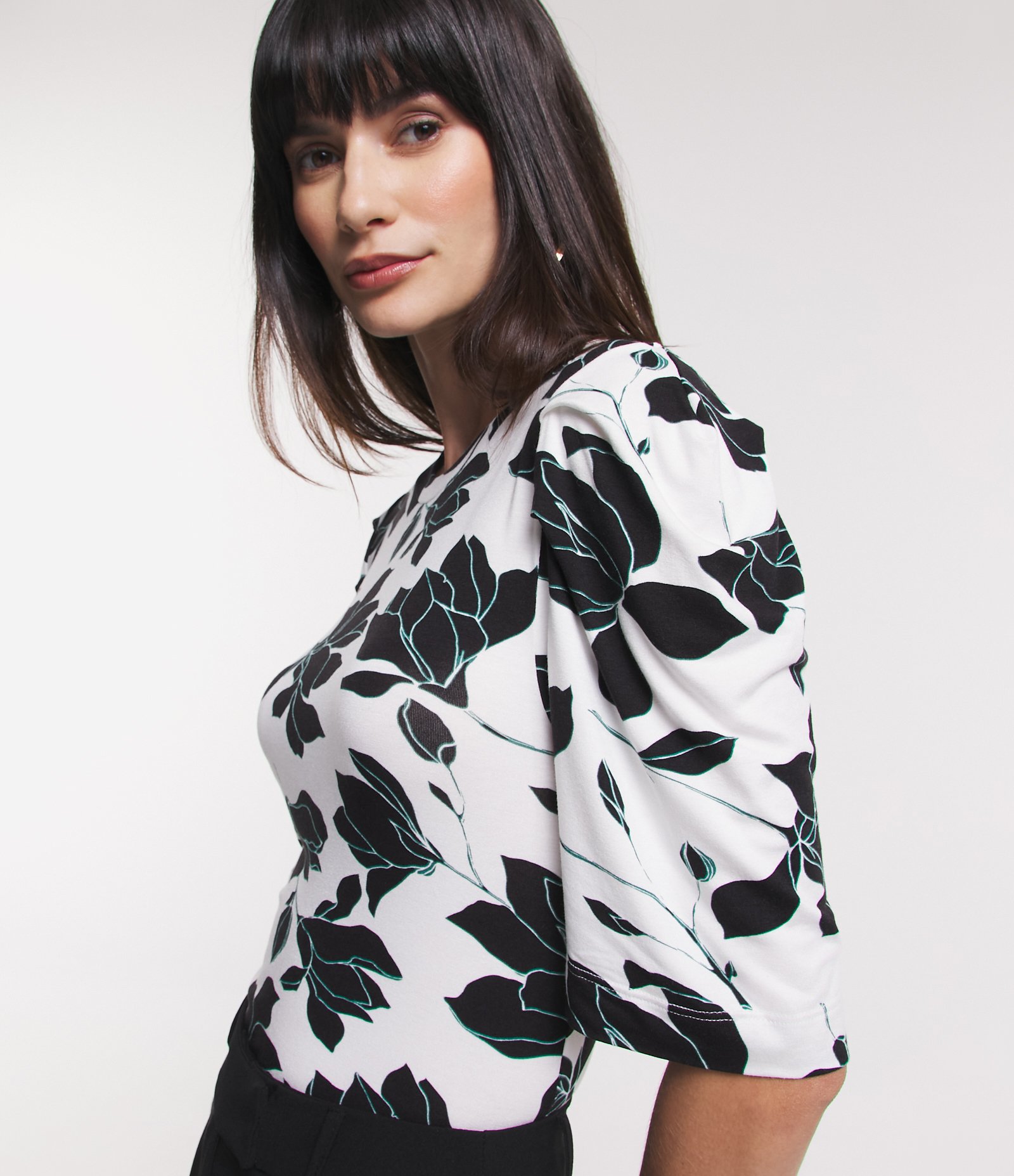Blusa em Viscolycra com Manga Bufante e Estampa Flores Contrastantes Branco Neve 4