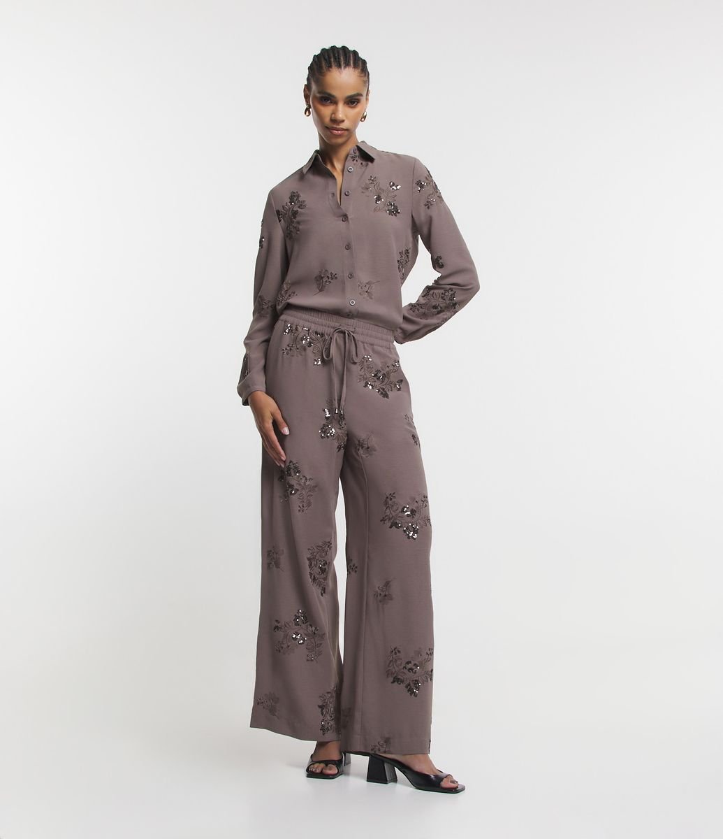 Calça Wide Leg com Amarração no Cós e Bordado Folhagens com Calça Wide Leg com Amarração no Cós e Bordado Folhagens com