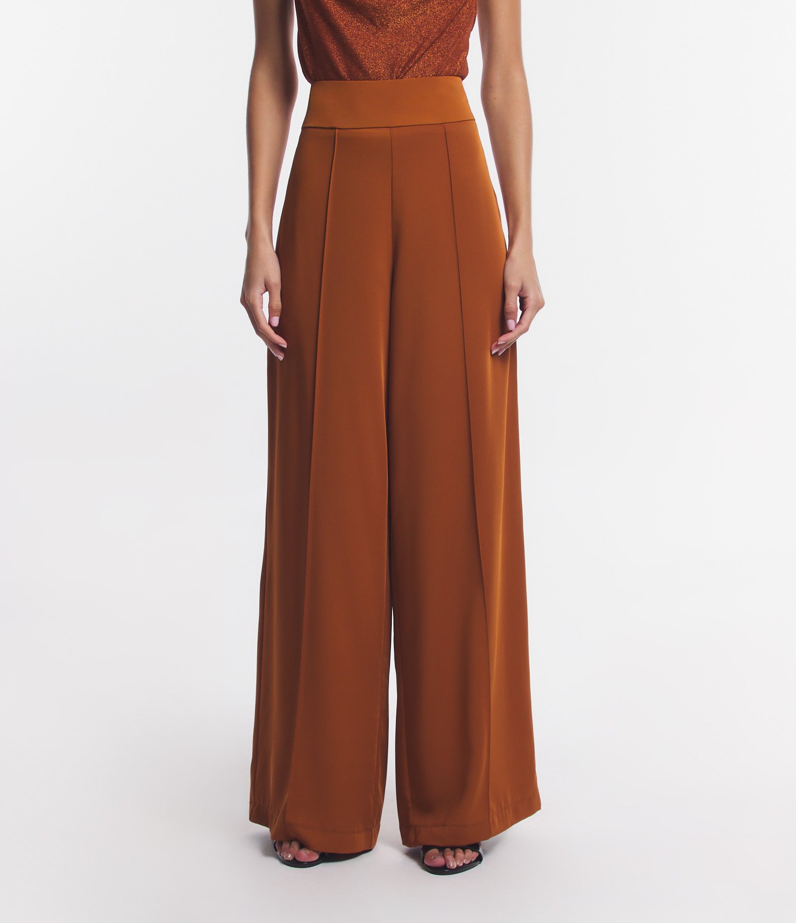 Calça Pantalona em Crepe com Friso Frontal 2