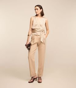 Calça Cenoura Alfaiatada com Pregas e Barra Italiana