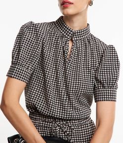 Blusa em Crepe com Gola Alta Abotoada e Manga Bufant