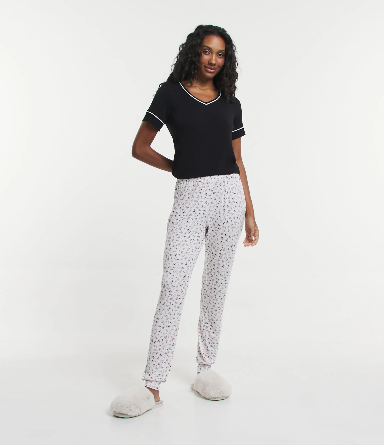 Pijama Longo em Meia Malha com Estampa Floral Preto/Branco 1
