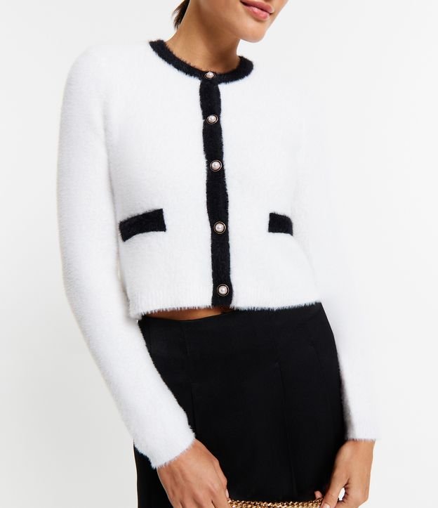 Cardigan em Tricô com Pelinhos e Botões Perolados