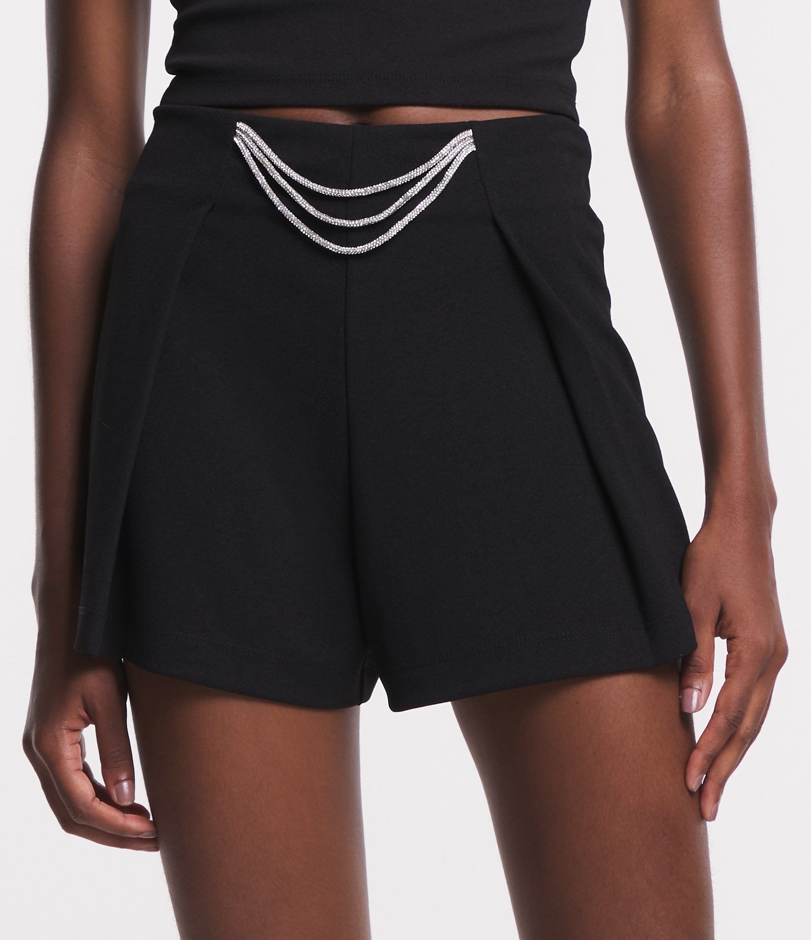 Short Curto em Crepe com Pregas e Detalhe em Cordões de Strass Preto 2