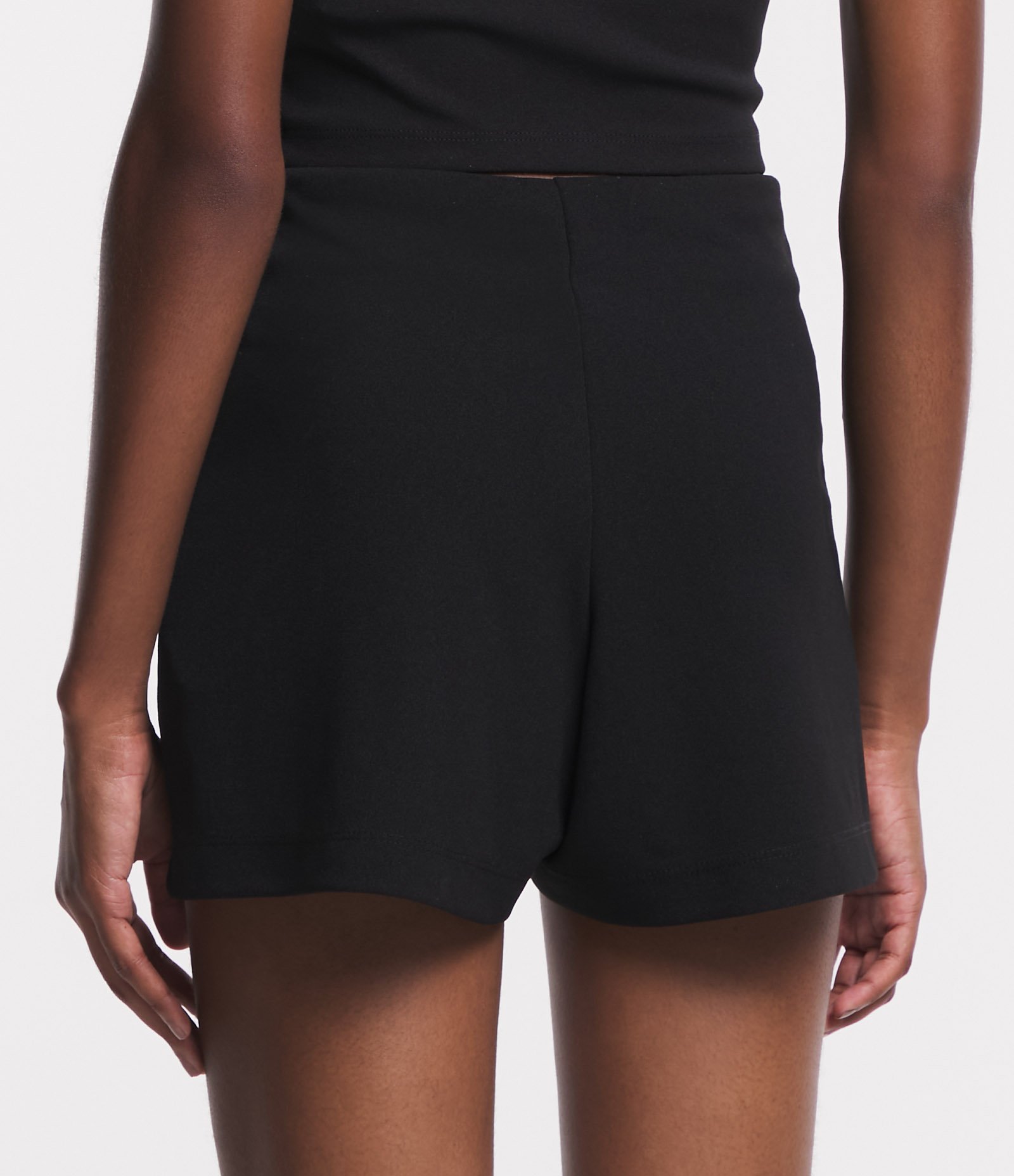 Short Curto em Crepe com Pregas e Detalhe em Cordões de Strass Preto 3