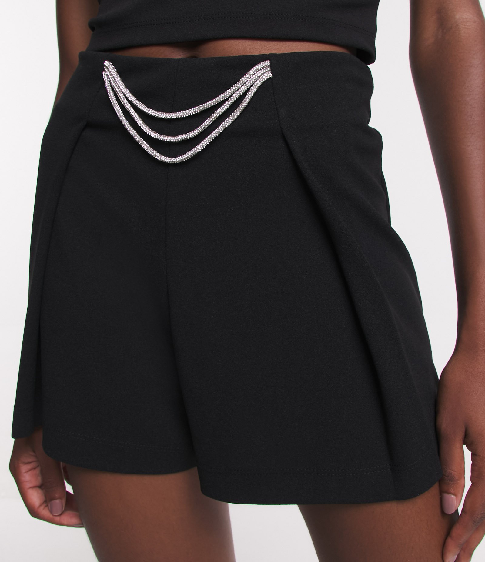 Short Curto em Crepe com Pregas e Detalhe em Cordões de Strass Preto 4