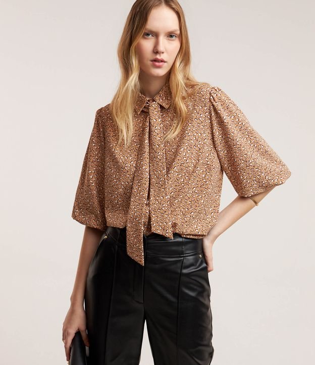 Camisa em Crepe Estampa Animal Print com Gola Laço e Manga Bufante