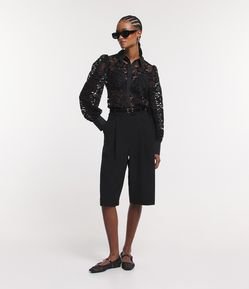 Bermuda Longa Alfaiatada com Pregas e Bolsos