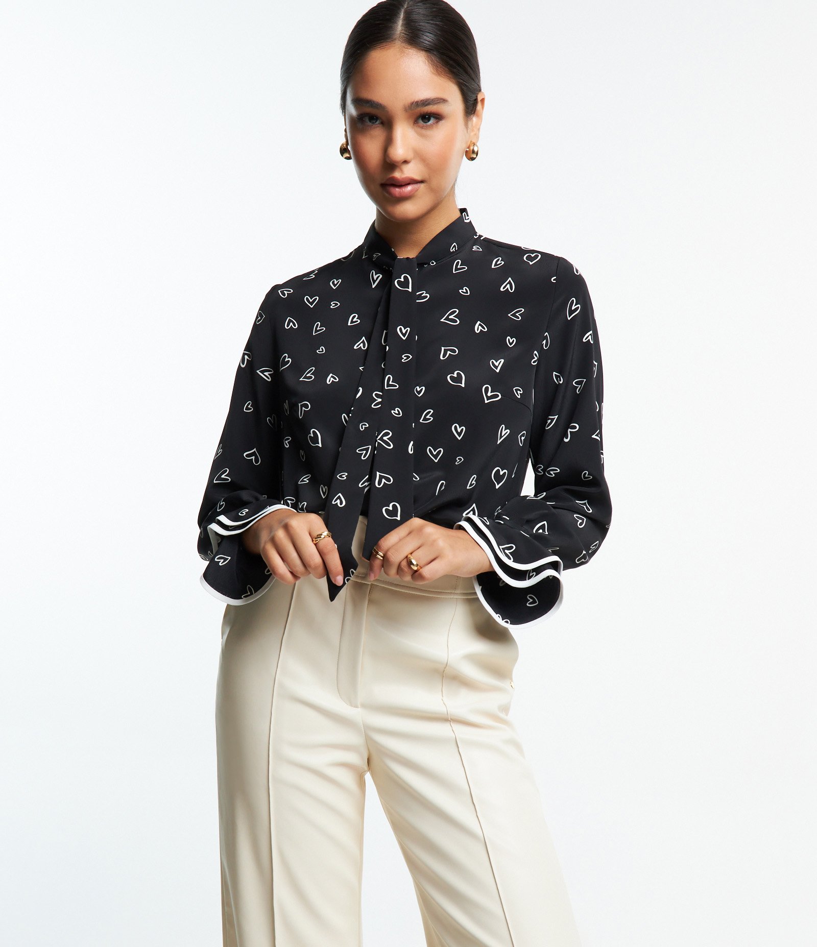 Blusa em Crepe com Laço na Gola e Babados no Punho Preto 1