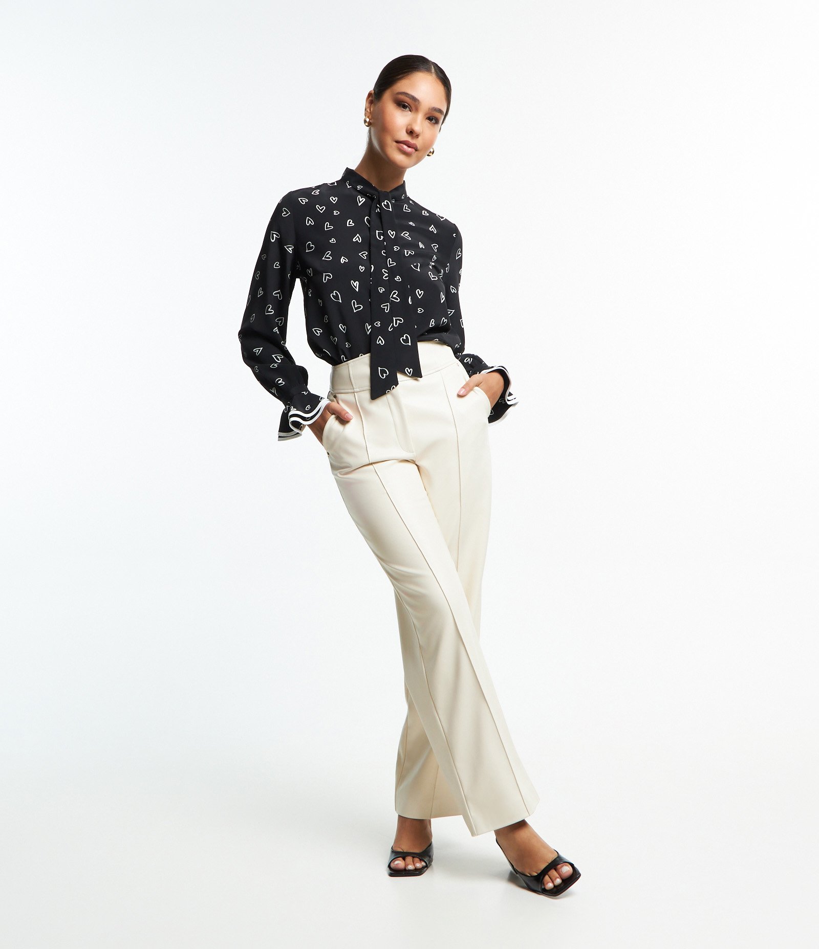 Blusa em Crepe com Laço na Gola e Babados no Punho Preto 2