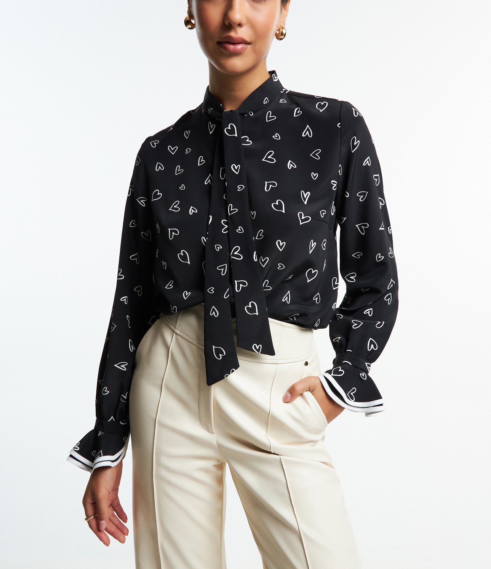 Blusa em Crepe com Laço na Gola e Babados no Punho Preto 3