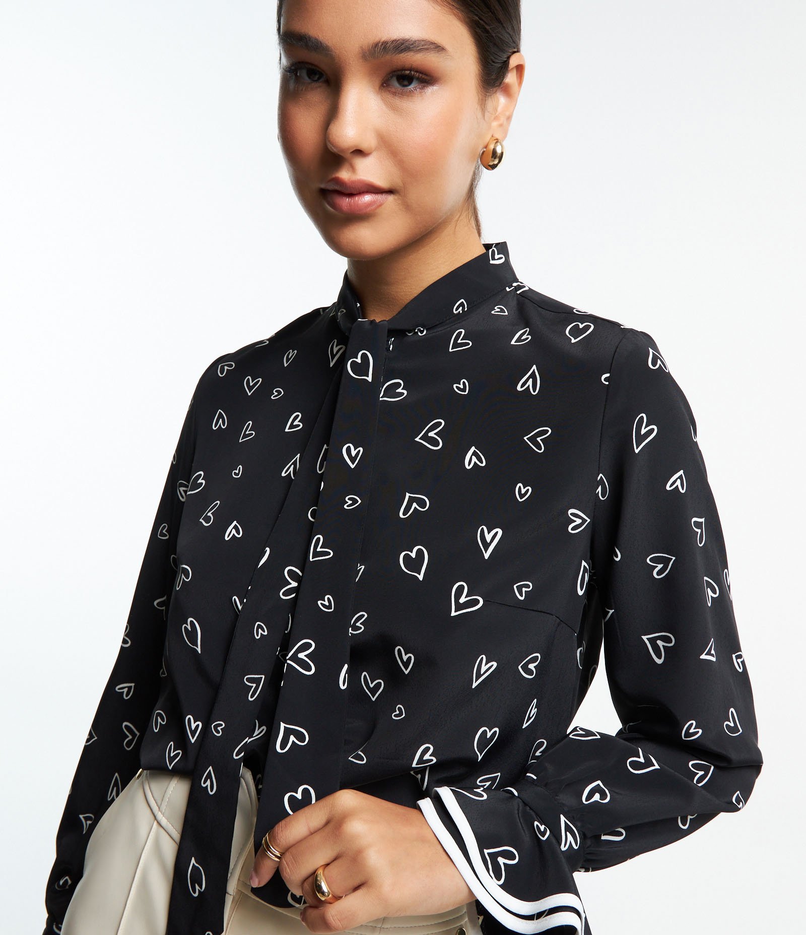 Blusa em Crepe com Laço na Gola e Babados no Punho Preto 5