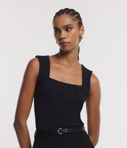Blusa sem Manga em Viscose com Ombreira e Superfície Brilhosa