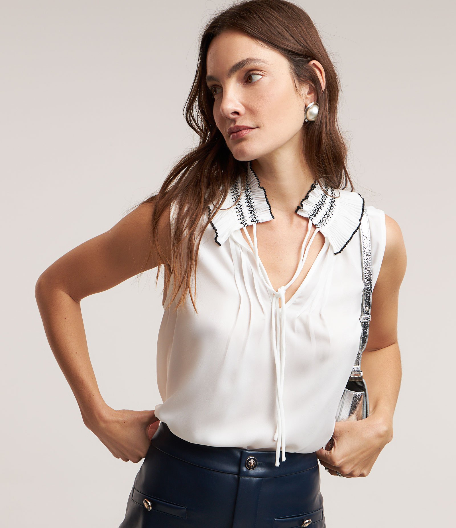 Blusa Regata em Chiffon com Detalhe Plissado na Gola Branco Neve 1