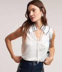 Blusa Regata em Chiffon com Detalhe Plissado na Gola