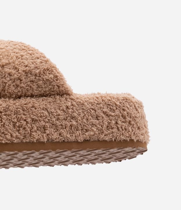 Pantufa Aberta com Tiras Cruzadas e Textura Peludinha Marrom