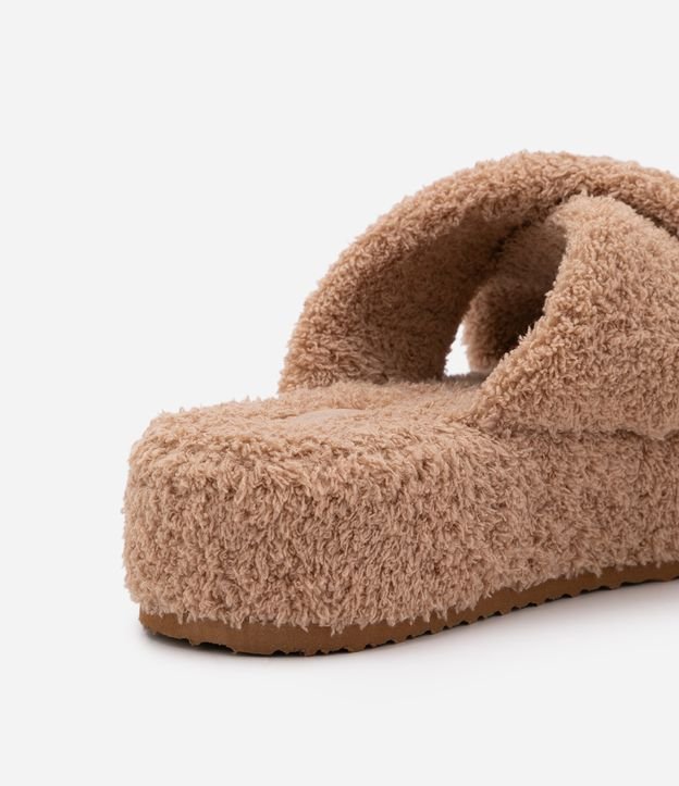 Pantufa Aberta com Tiras Cruzadas e Textura Peludinha Marrom