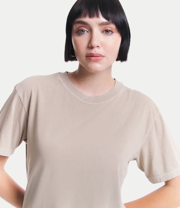 Blusa T Shirt Em Meia Malha Com Efeito Lavado E Manga Curta Bege